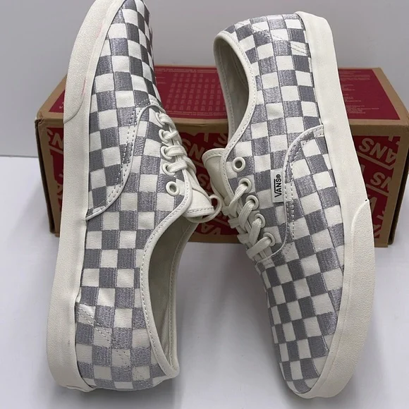 Vans WMNS Authentic Lowpro Embroidered Check Lunar R
VN000D047VF
Sneakers - Picture 11 of 16